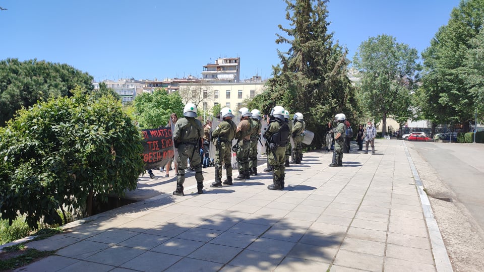 Άνδρας των ΜΑΤ σε φοιτητή: «Άμα έρθω κάτω θα τρέχεις μέχρι την παραλία βλάκα»