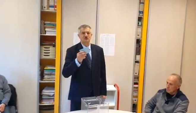 Γαλλία: Έβαλε το ψηφοδέλτιο στην τσέπη του και αποχώρησε (video)