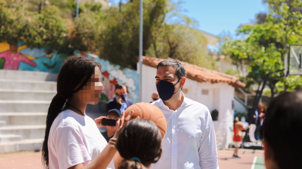 Το TikTok κατέβασε βίντεο του Αλέξη Τσίπρα από την επίσκεψή του στο Παιδικό Χωριό SOS