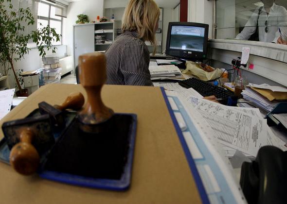 Ποιοι δημόσιοι υπάλληλοι θα πληρωθούν πριν το Πάσχα