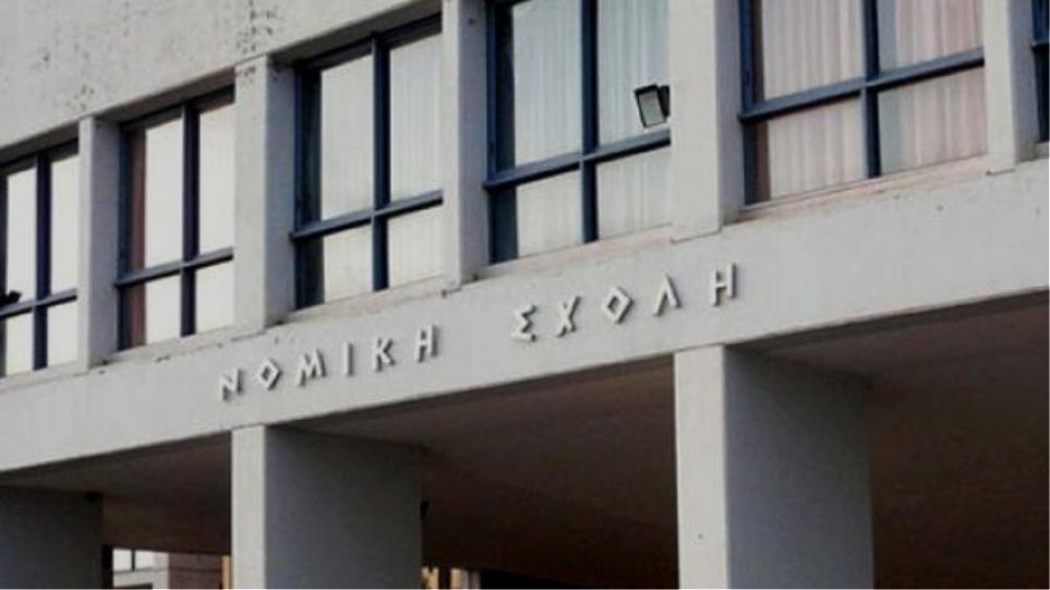 Εισαγγελική έρευνα για παρενόχληση καθηγητή σε φοιτητές