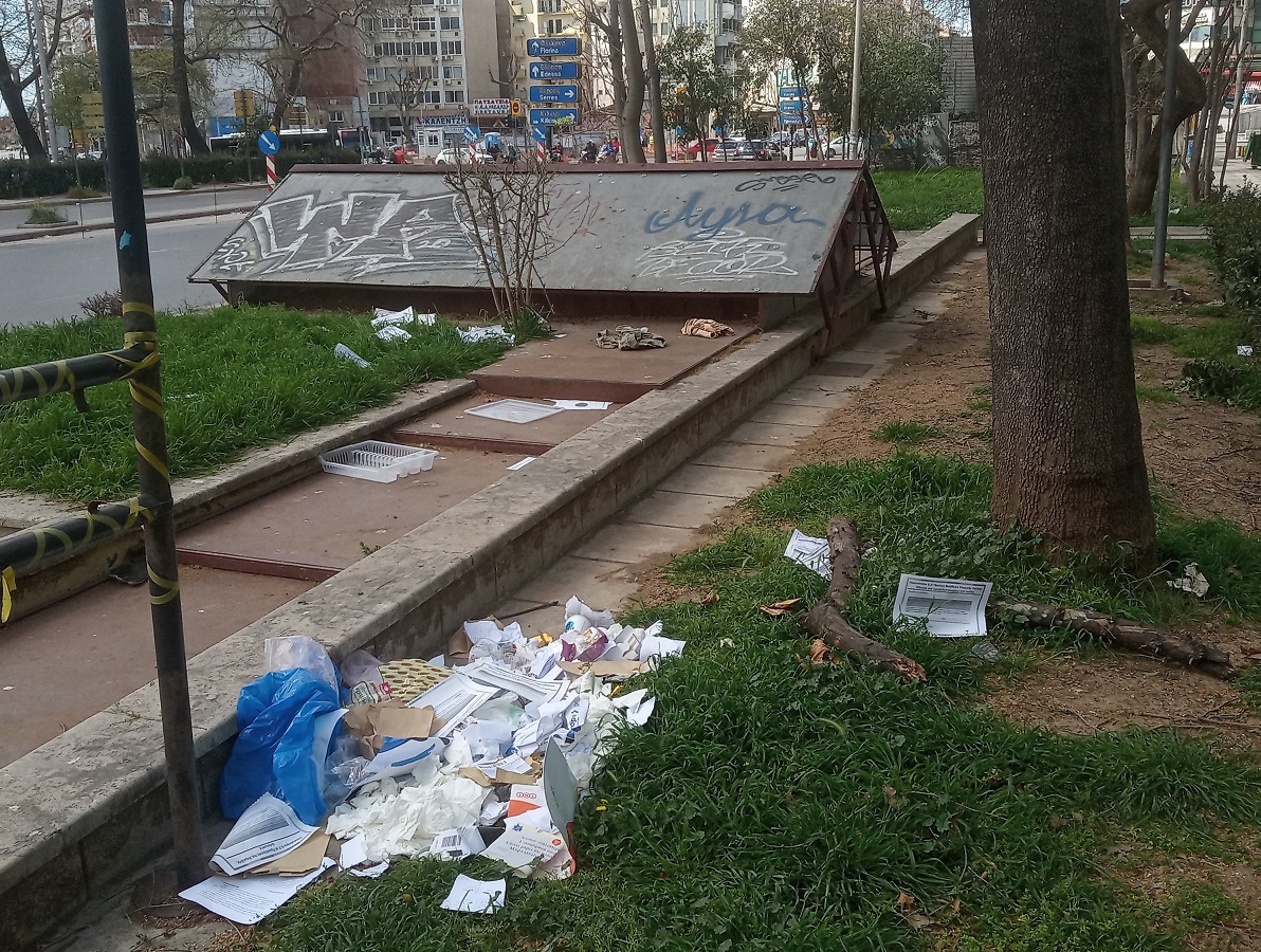 «Θεσσαλονίκη Υπεύθυνα»: Η Πλατεία Δημοκρατίας έχει τριτοκοσμική εικόνα (φωτο)