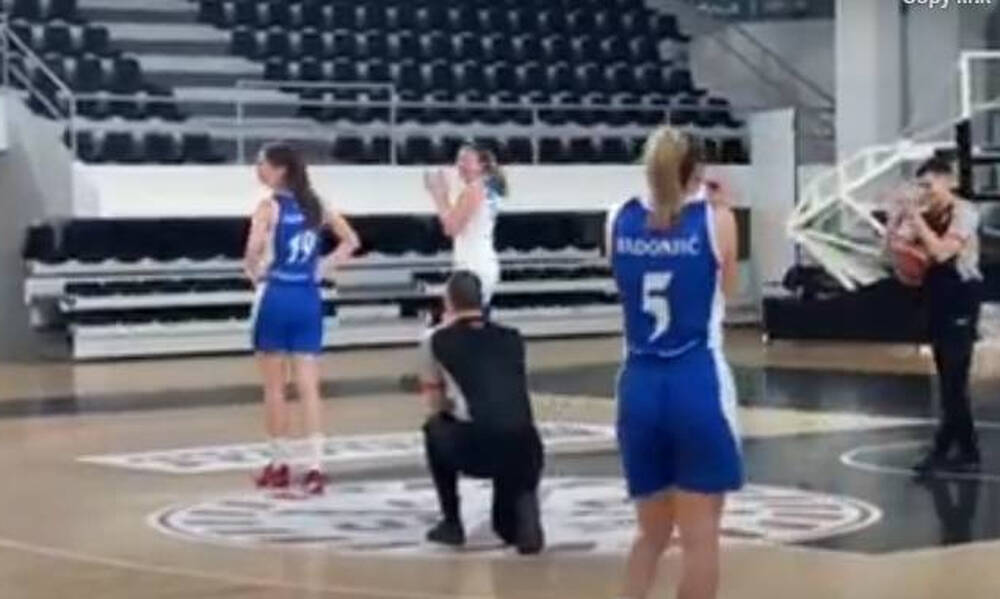 Διαιτητής διέκοψε τον αγώνα και έκανε πρόταση γάμου σε παίκτρια (vid)
