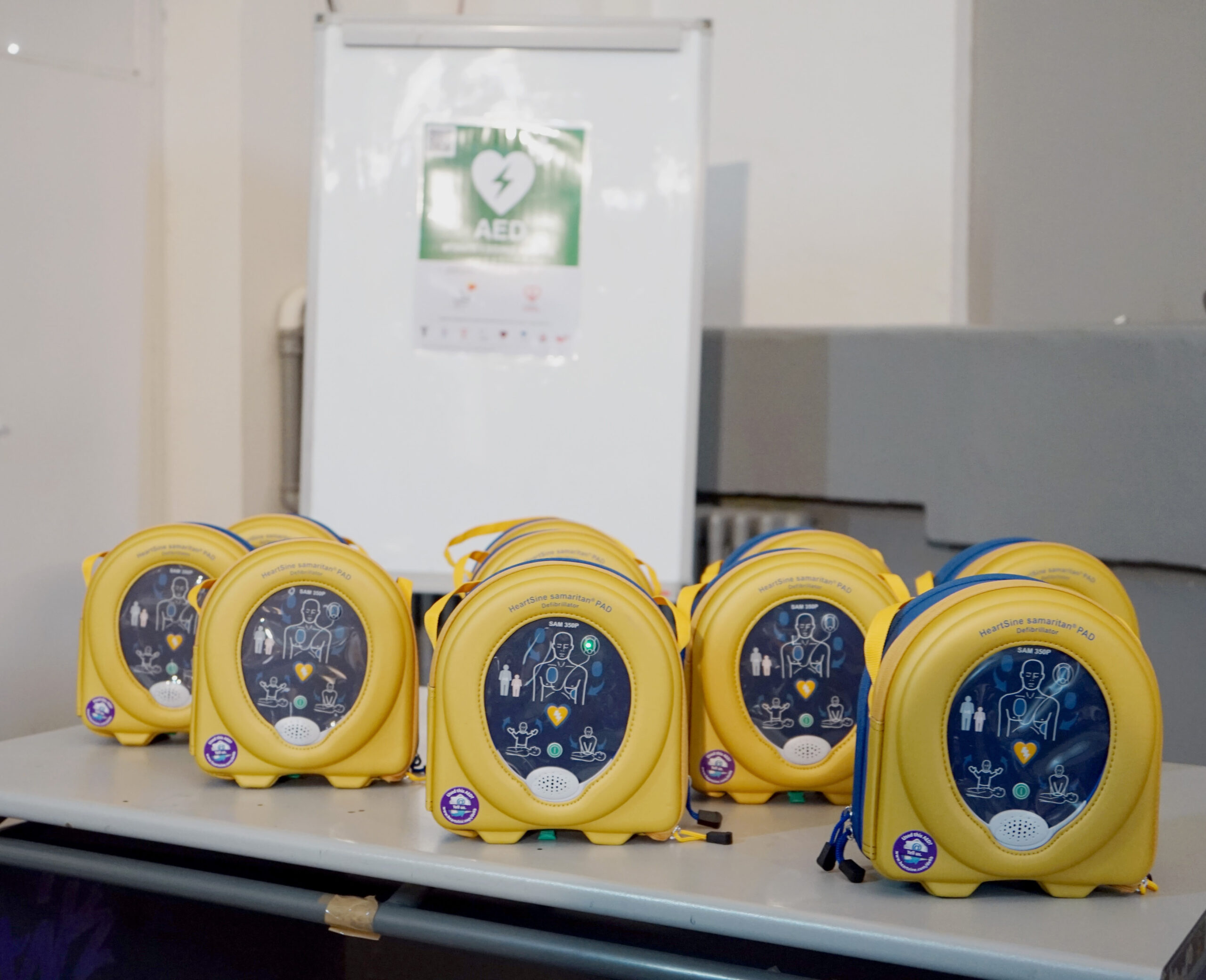 Θεσσαλονίκη: Παραδόθηκαν οι δέκα πρώτοι απινιδωτές σε σχολεία (φωτό)