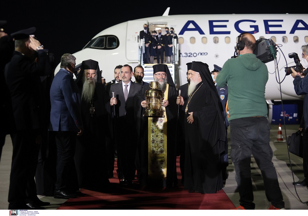 Έφτασε στην Αθήνα το Άγιο Φως (video)