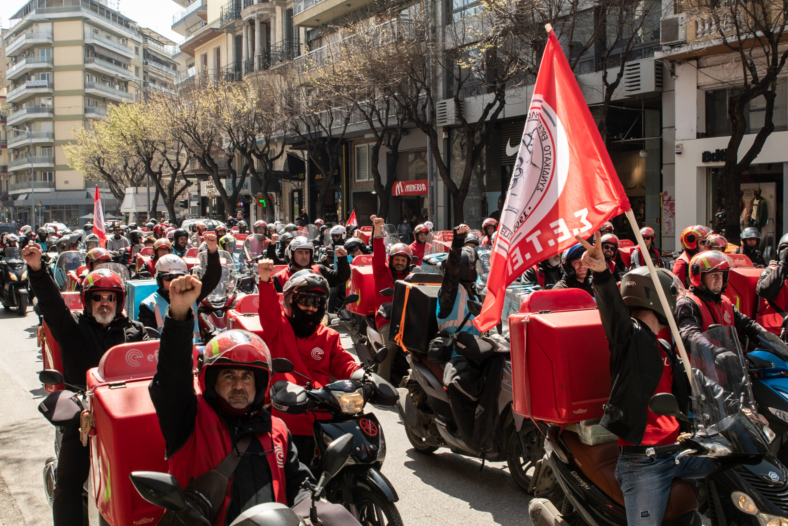 Πανεργατική αντιπολεμική πορεία: Ισχυρό το «παρών» στη Θεσσαλονίκη (pics)