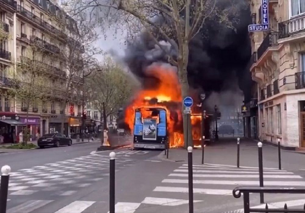 Ισχυρή έκρηξη στο Παρίσι – Κοντά στην Παναγία των Παρισίων (vid)