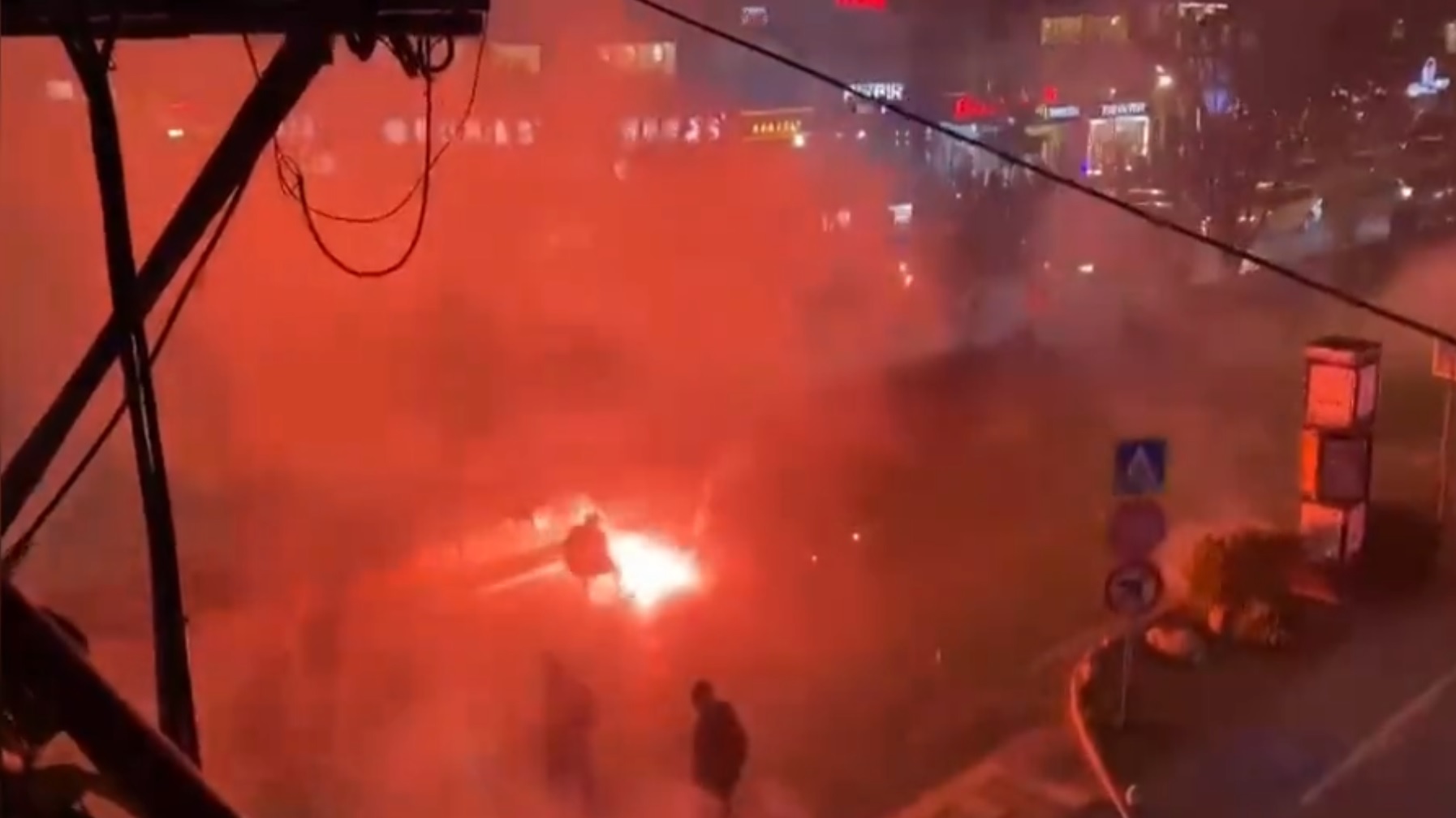 Φωτοβολίδες, ντου και ξύλο! Τα επεισόδια στο Φενερμπαχτσέ – Γαλατασαράι (vid)