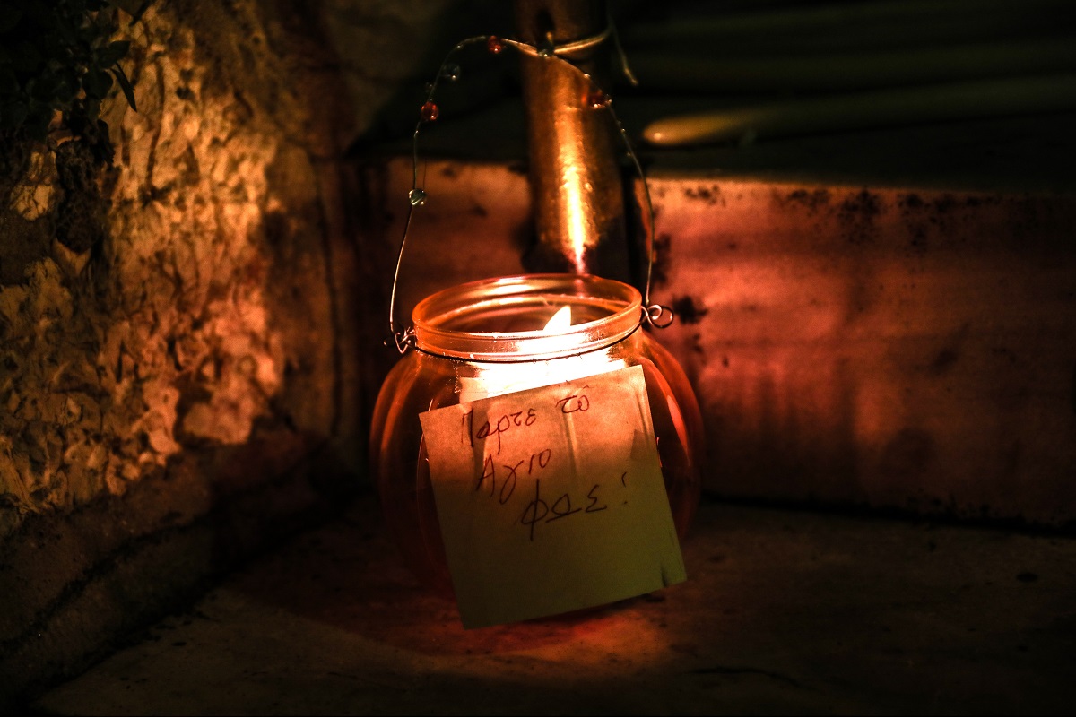 Αναχώρησε η ελληνική αποστολή για τη μεταφορά του Αγίου Φωτός