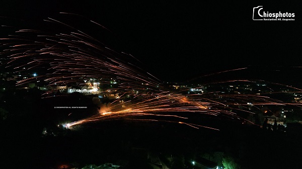 Χίος: Φαντασμαγορικός ρουκετοπόλεμος στο Βροντάδο (βίντεο)