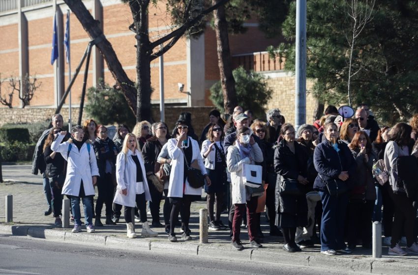 Θεσσαλονίκη: Διαμαρτυρία υγειονομικών έξω από το Βελλίδειο