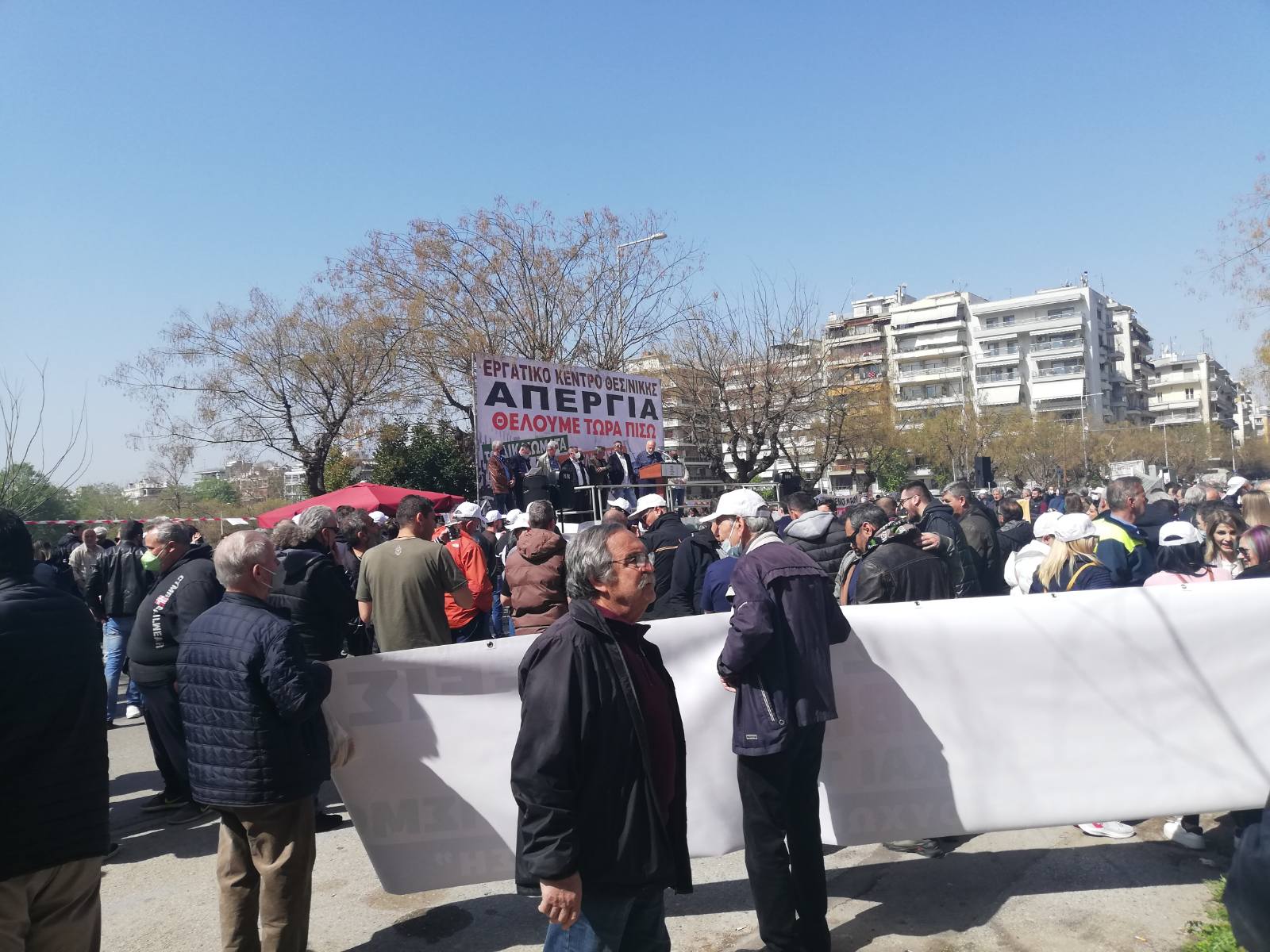 Απεργιακή συγκέντρωση έξω από το Εργατοϋπαλληλικό Κέντρο Θεσσαλονίκης (φωτό+video)