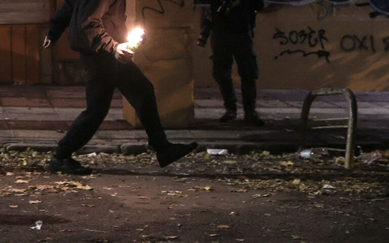 Επεισόδια τα ξημερώματα έξω από τη Θεολογική (vid)