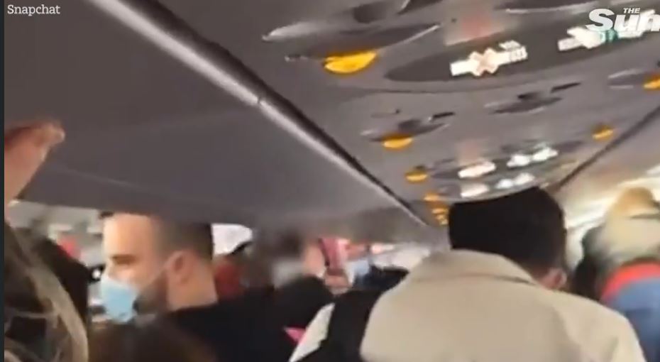 Χάος σε πτήση προς την Κρήτη εξαιτίας μεθυσμένων επιβατών (video)