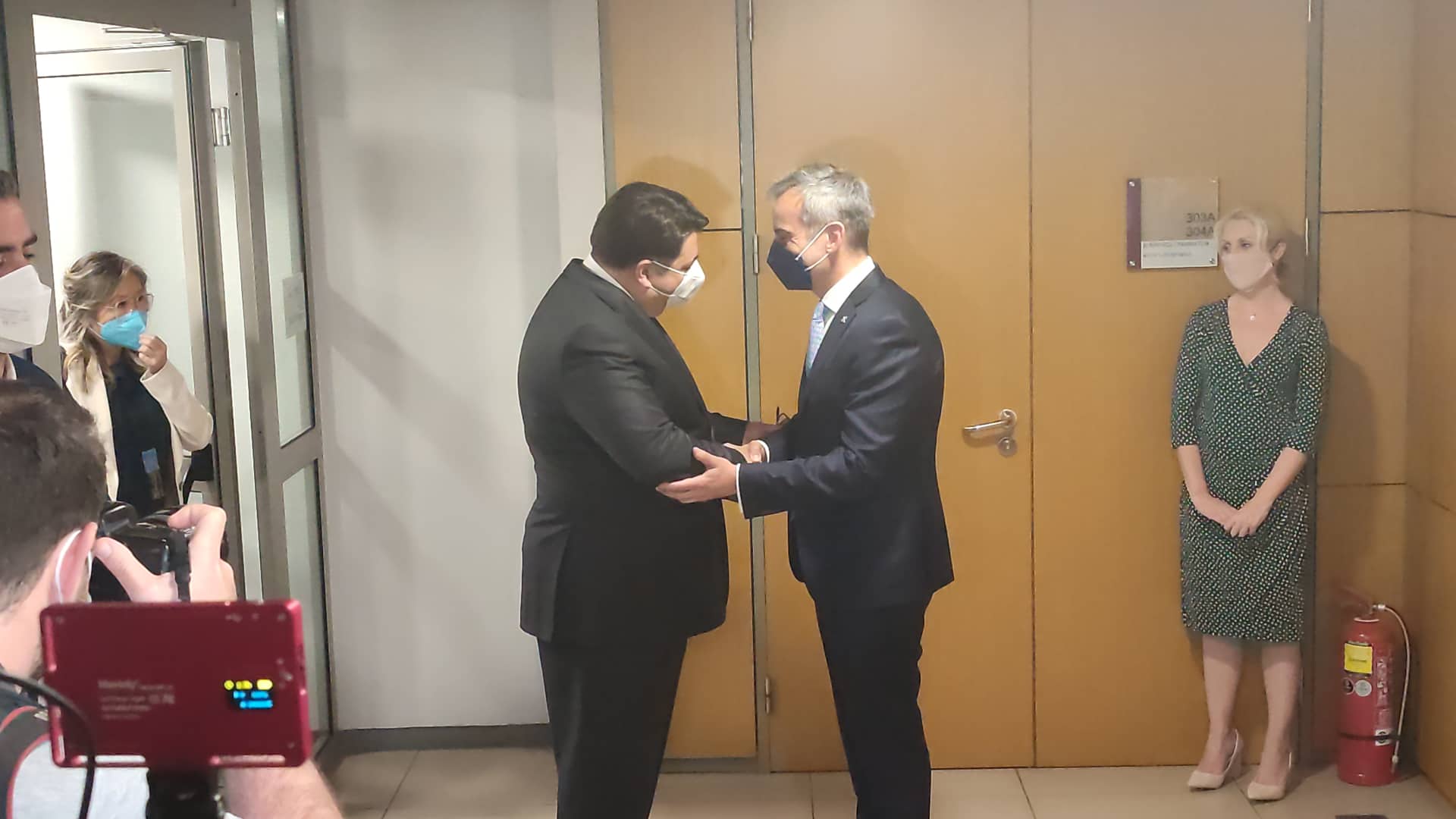 Με γραβάτα με ελληνικές σημαίες υποδέχτηκε ο Ζέρβας τον πρέσβη των ΗΠΑ (φωτό+video)