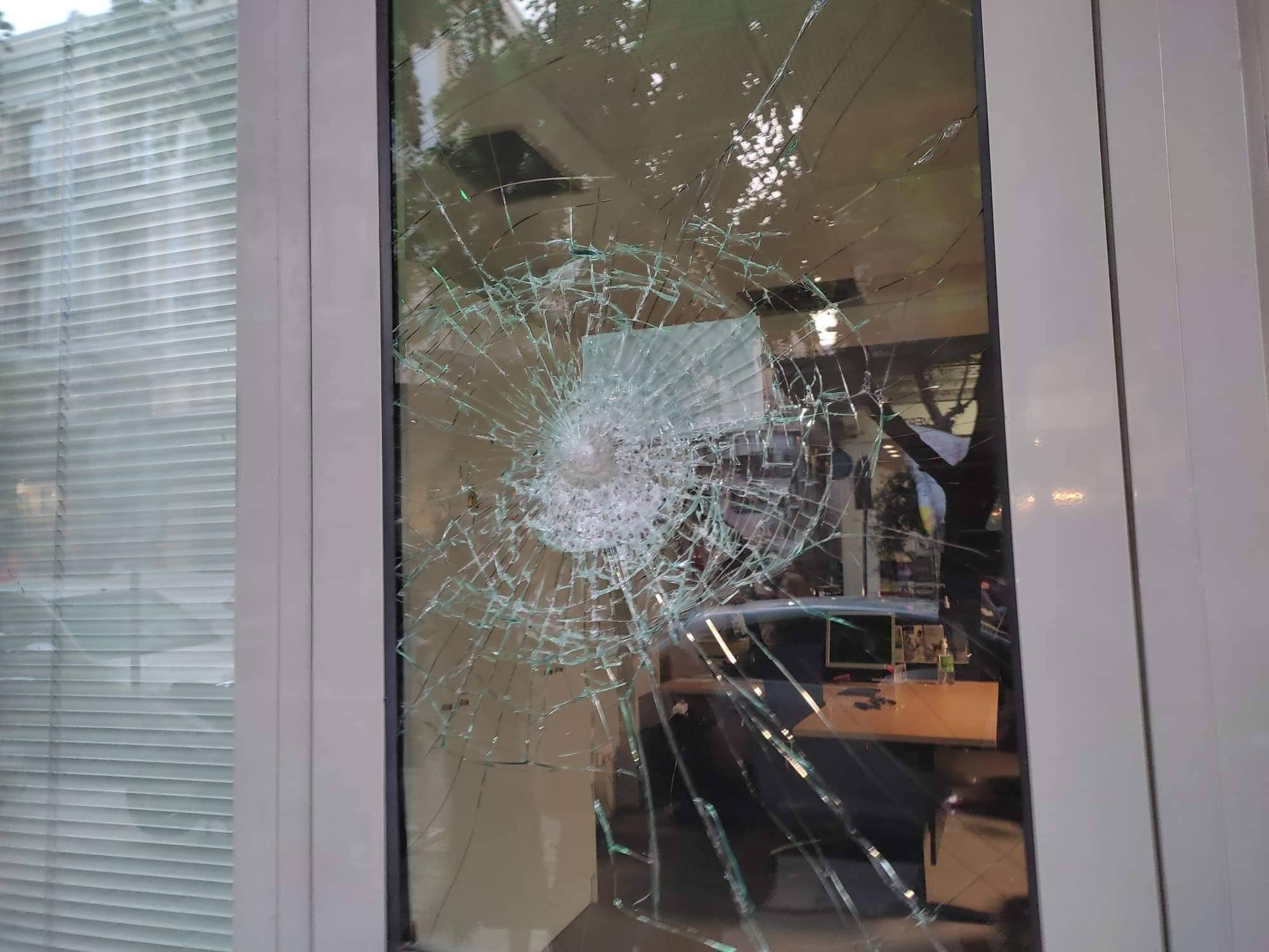 Φθορές σε καταστήματα τραπεζών κατά τη διάρκεια της πορείας για το ΑΠΘ