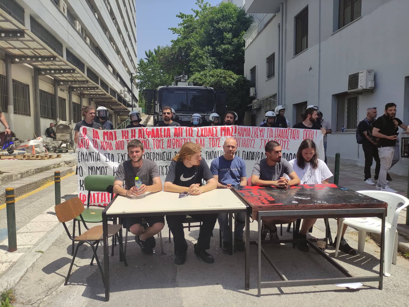 ΑΠΘ: Φοιτητές έδωσαν συνέντευξη τύπου με φόντο… τα ΜΑΤ