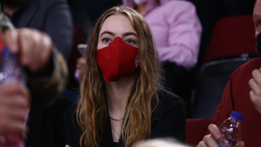 Ολυμπιακός – Μονακό: Παρακολουθεί το Game 5 στο ΣΕΦ η Έμα Στόουν