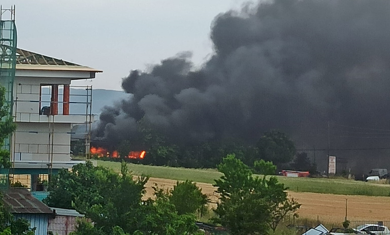 Θεσσαλονίκη: Μεγάλη φωτιά σε συνεργείο αυτοκινήτων στη Θέρμη