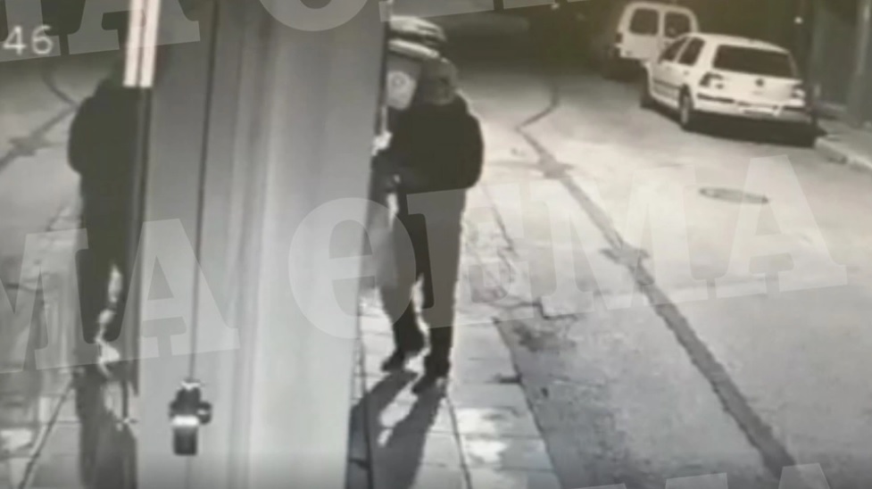 Βίντεο ντοκουμέντο: Διαρρήκτης με μάσκα νεκροκεφαλή «αδειάζει» μαγαζί με οπτικά
