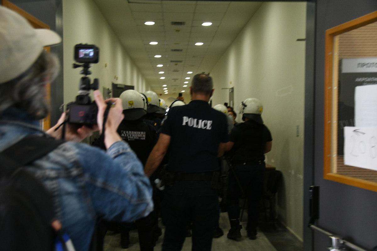 Δίκη Ζακ Κωστόπουλου: Το ξέσπασμα της οικογένειάς του – Η στιγμή της έντασης με τα ΜΑΤ