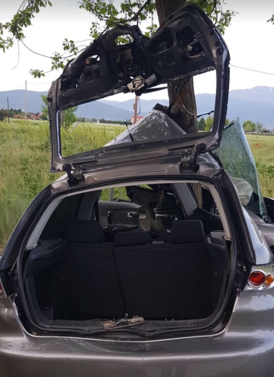 Πτολεμαΐδα: Καρφώθηκε με το αυτοκίνητο σε δέντρο