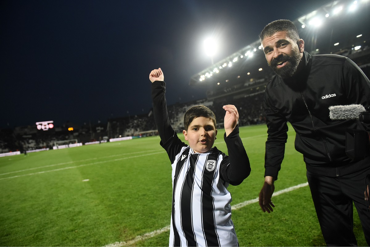 Μήνυμα κατά της βίας στα γήπεδα στέλνει ο μικρός Λέανδρος, λίγο πριν από τη σέντρα του τελικού Κυπέλλου