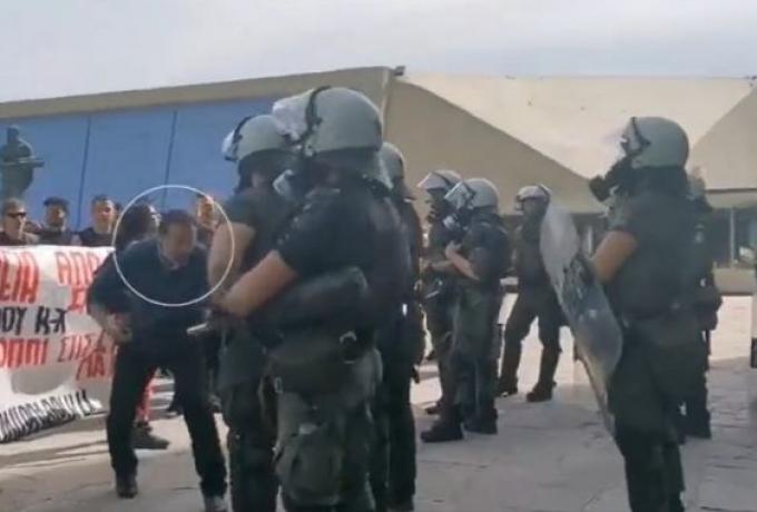 Βίντεο ντοκουμέντο: Άνδρας προκαλεί τα ΜΑΤ, φεύγει ανενόχλητος και χτυπούν τους φοιτητές