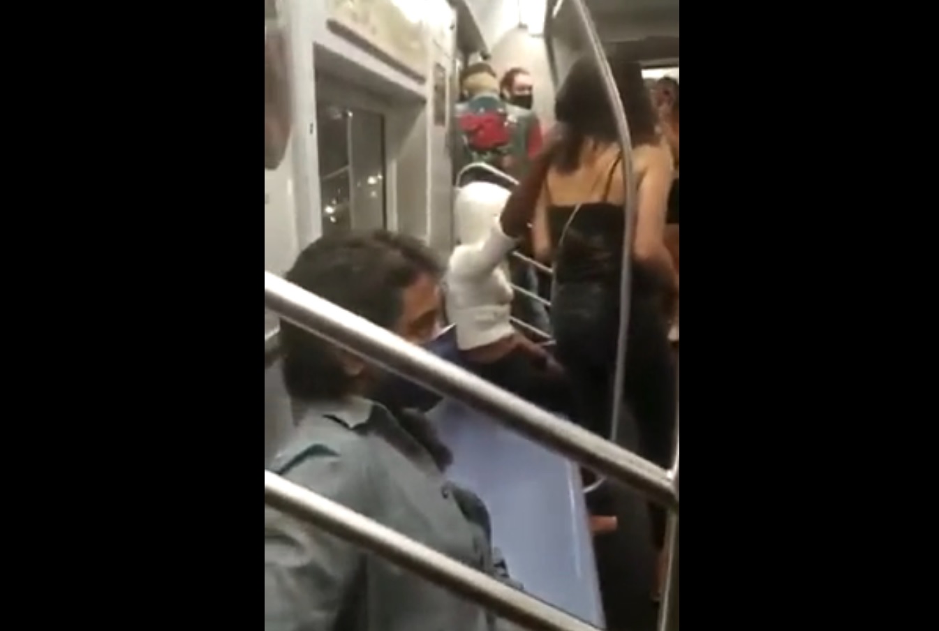 ΗΠΑ: Μανιακός επιτίθεται σε γυναίκα στο μετρό και κανείς δεν αντιδρά (vid)