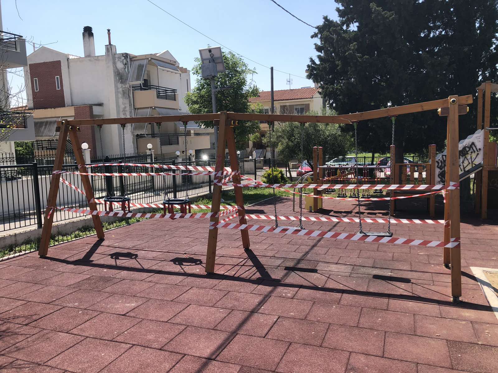 Θεσσαλονίκη: Βανδαλισμοί σε παιδική χαρά στο Ωραιόκαστρο (φωτό)