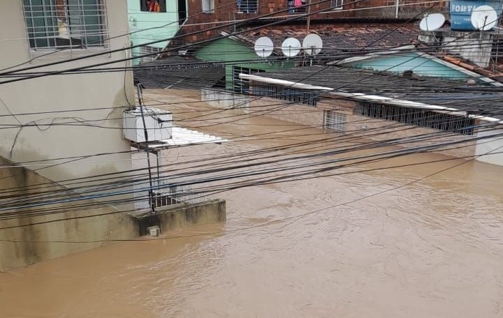 Βραζιλία: Τουλάχιστον 37 νεκροί από τις σφοδρές βροχοπτώσεις (video)