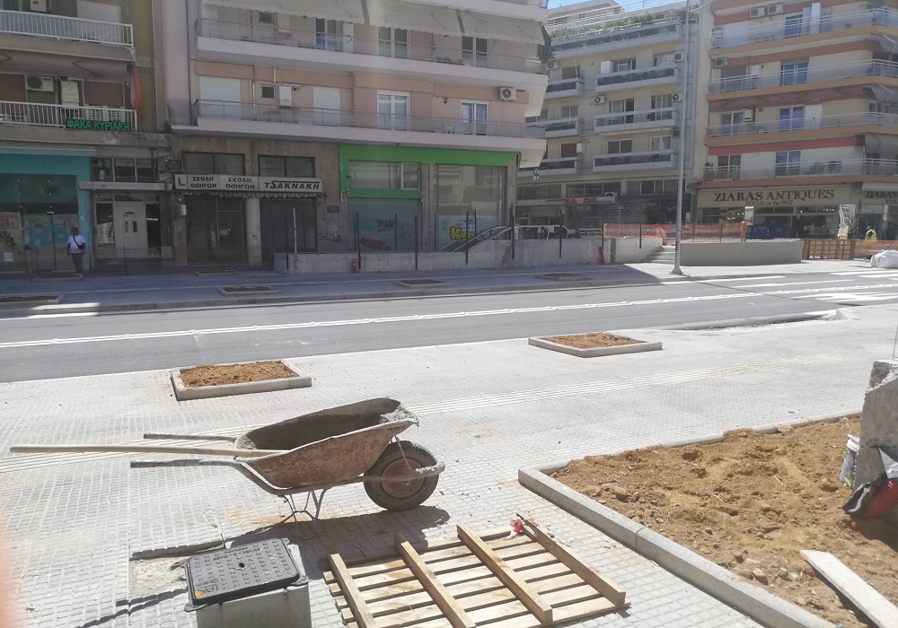 Θέμα TheOpinion: Αφαιρούνται οι λαμαρίνες στην οδό Σόλωνος (φωτο)