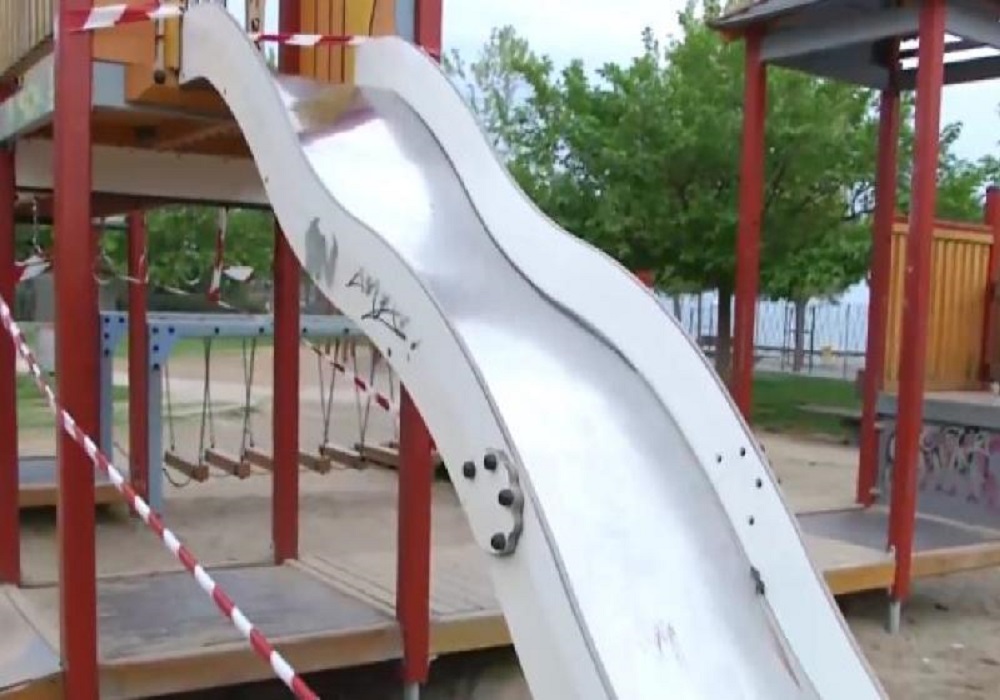 Θέμα TheΟpinion: «Βροχή» οι καταγγελίες πολιτών για επικίνδυνες φθορές σε παιδικές χαρές