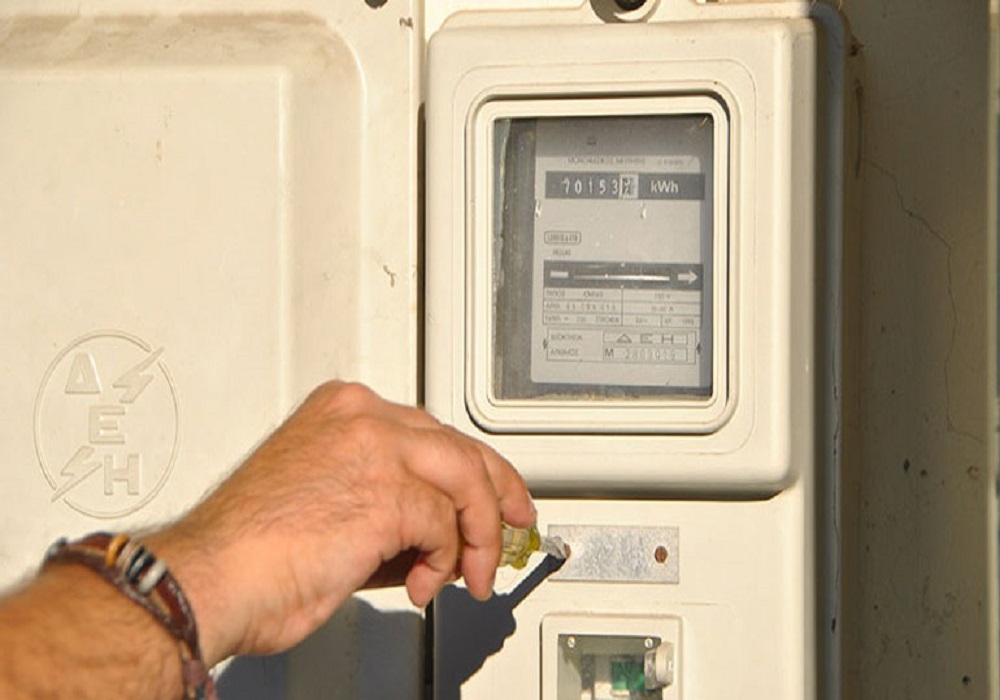 Έκοψαν το ρεύμα για λογαριασμό 327 Ευρώ (VIDEO)