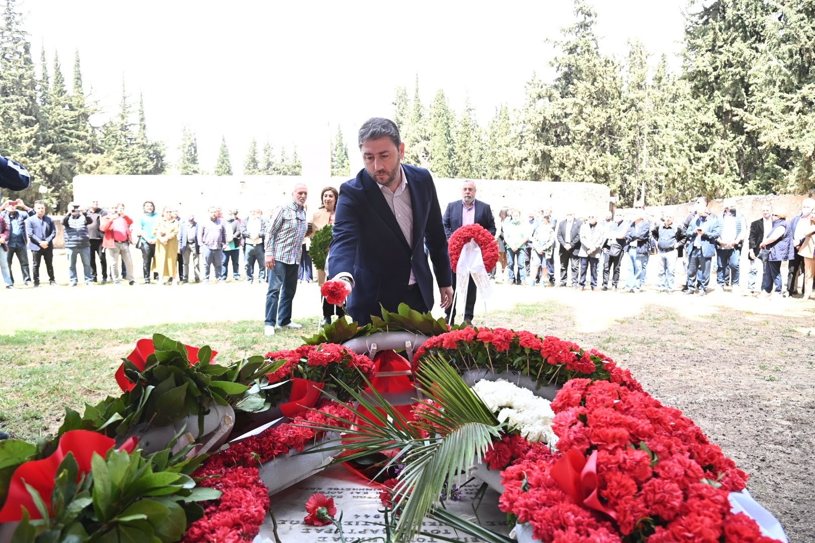 Πρωτομαγιά: Κατέθεσε στεφάνι στην Καισαριανή ο Ανδρουλάκης