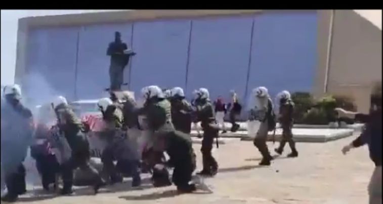 Σκηνές ντροπής στο ΑΠΘ: MAT ξυλοφόρτωσαν φοιτητές – Ρίψη χημικών (vid)