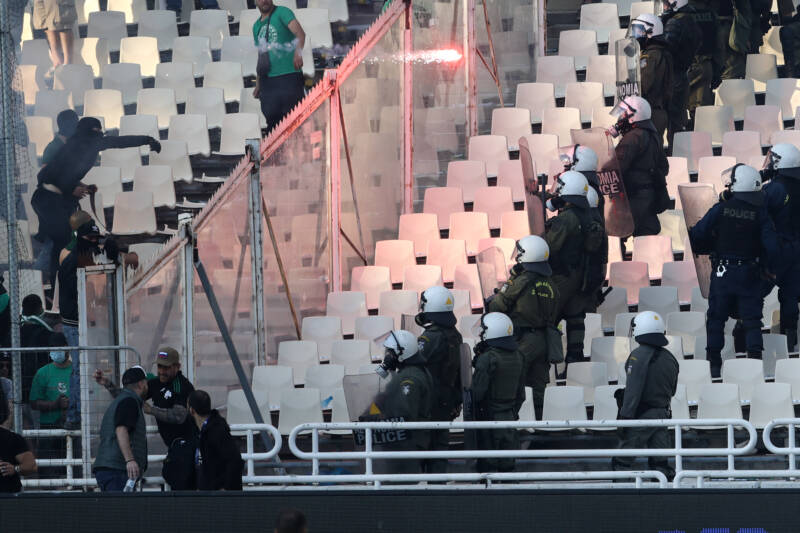 Παναθηναϊκός – ΠΑΟΚ: Επεισόδια στις κερκίδες του ΟΑΚΑ – Έντονη χρήση χημικών