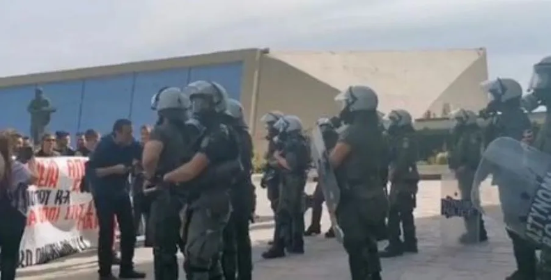 ΑΠΘ: Ποινή φυλάκισης για τον 48χρονο που προκάλεσε τα ΜΑΤ έξω από την πρυτανεία (vid)