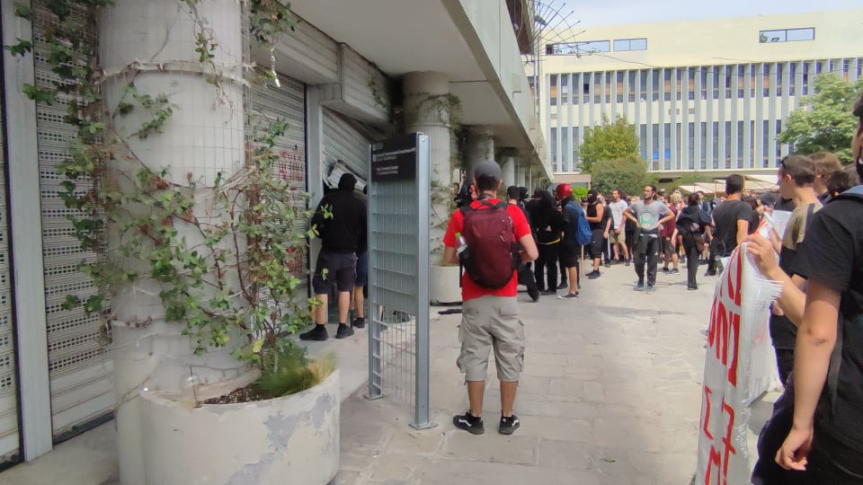 ΤΩΡΑ – ΑΠΘ: Οι φοιτητές καταλαμβάνουν την πρυτανεία (vid)