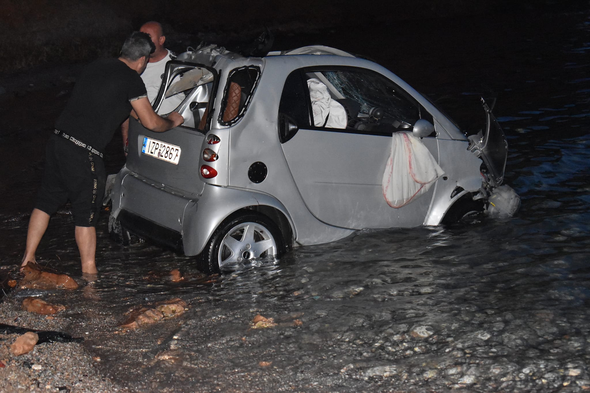 Σαλαμίνα: Αυτοκίνητο με δύο παιδιά έπεσε από 20 μέτρα στη θάλασσα