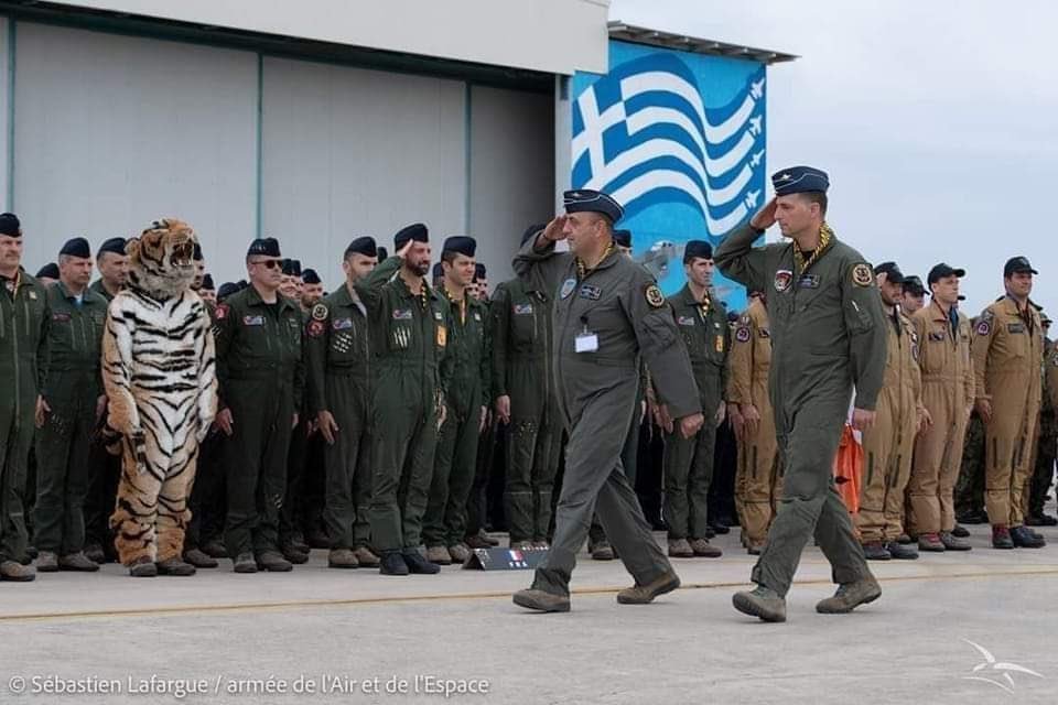 μασκότ,