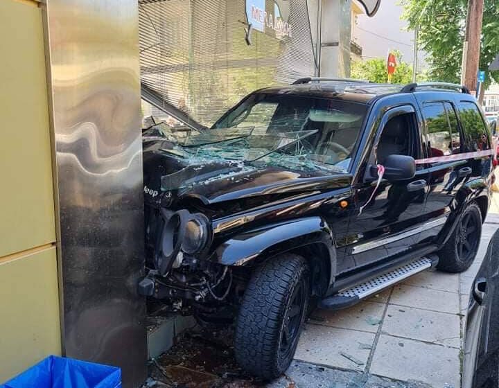 Βίαιο τροχαίο: Τζιπ προσέκρουσε σε βιτρίνα κρεοπωλείου (εικόνες)