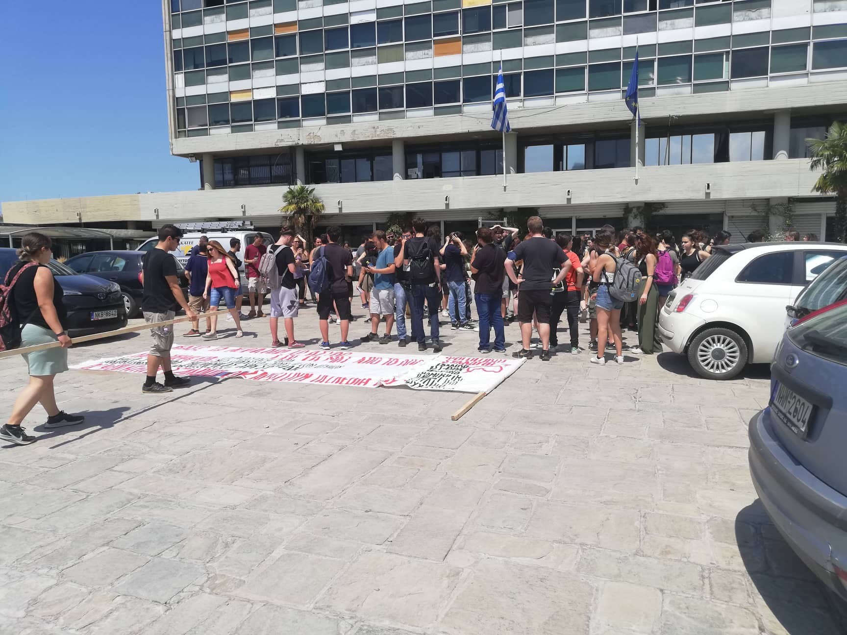 Συγκέντρωση φοιτητών έξω από την Πρυτανεία του ΑΠΘ (pics & vid)