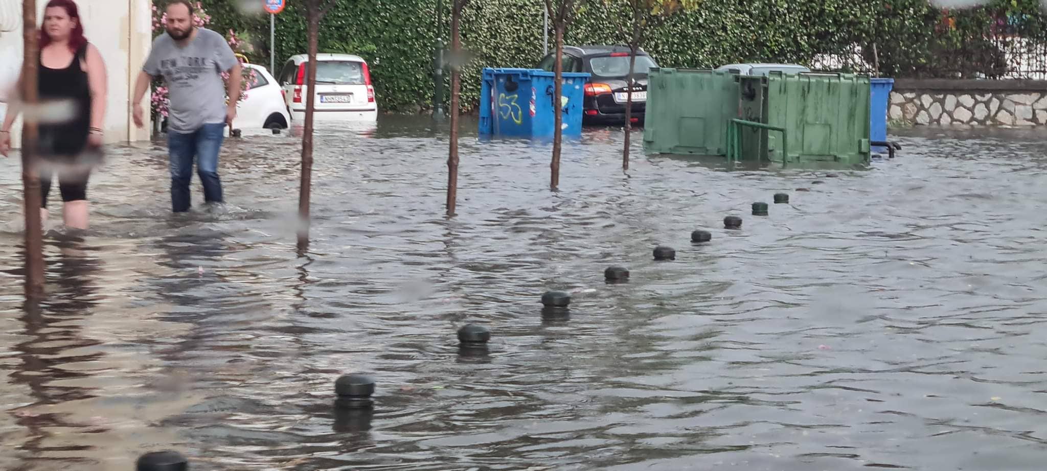 Εκατοντάδες κλήσεις στην Πυροσβεστική κατά τη διάρκεια της θεομηνίας