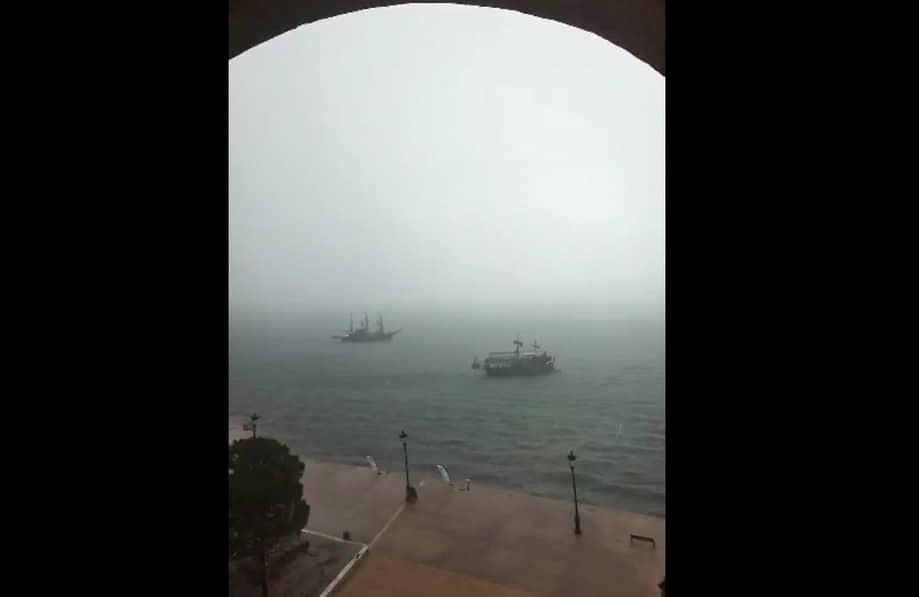 Καραβάκια στον Θερμαϊκό έριξαν άγκυρα για να γλιτώσουν από τη μανία της κακοκαιρίας (VIDEO)