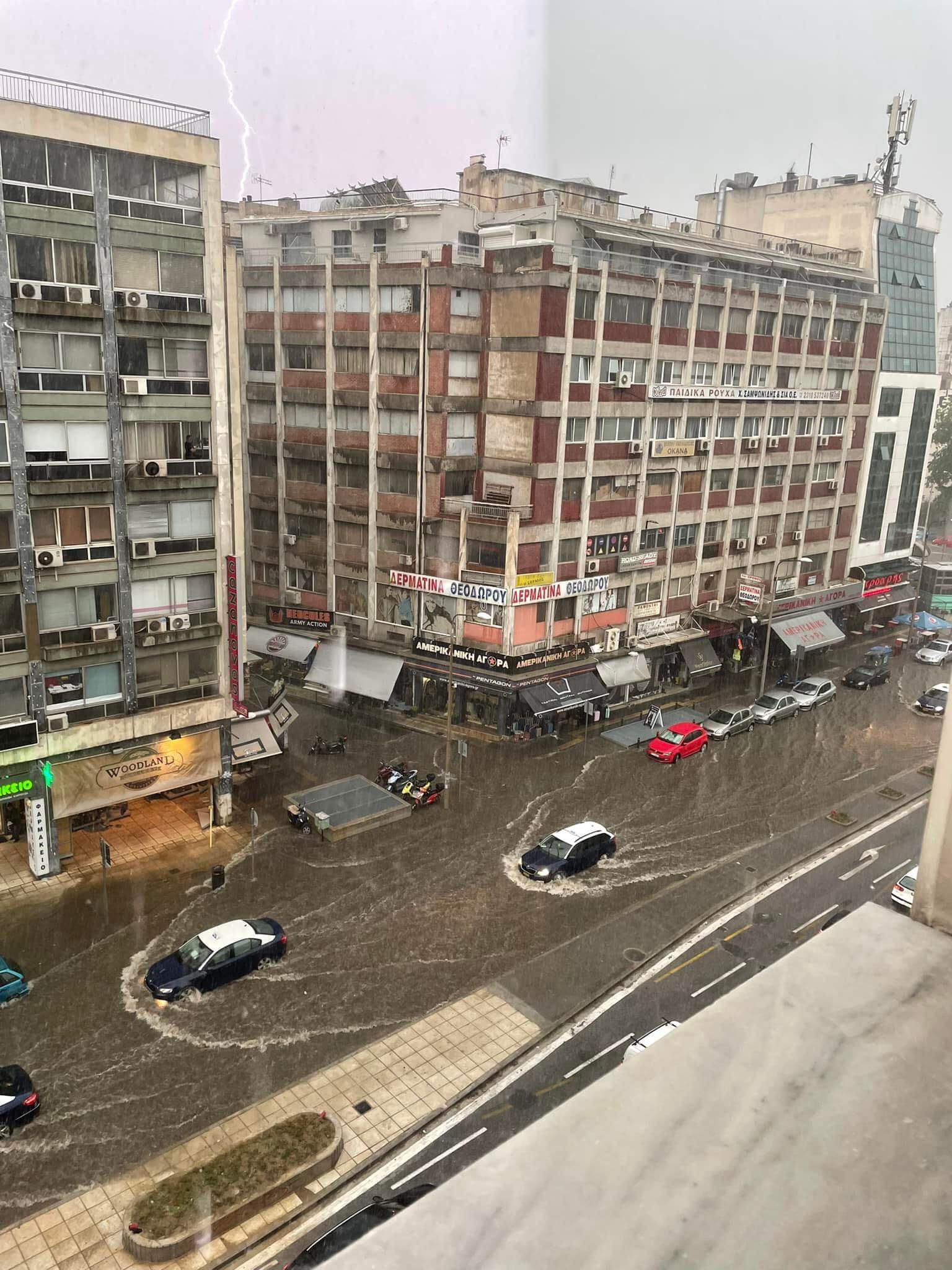 Θεσσαλονίκη: Απίστευτες εικόνες στους δρόμους της πόλης – Βουλιάζουν αυτοκίνητα (ΦΩΤΟ & ΒΙΝΤΕΟ)