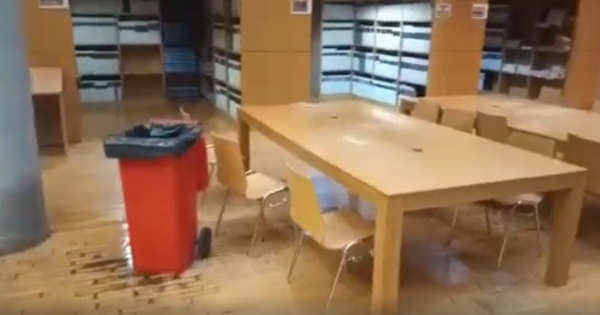 Βιβλιοθήκη ΑΠΘ: Χρησιμοποίησαν κάδους σκουπιδιών για να μαζέψουν τα νερά