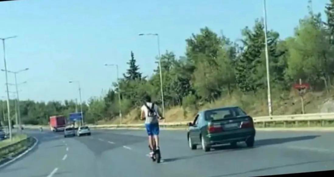 Θεσσαλονίκη: Διέσχισε την Περιφερειακή με πατίνι και χωρίς κράνος (video)