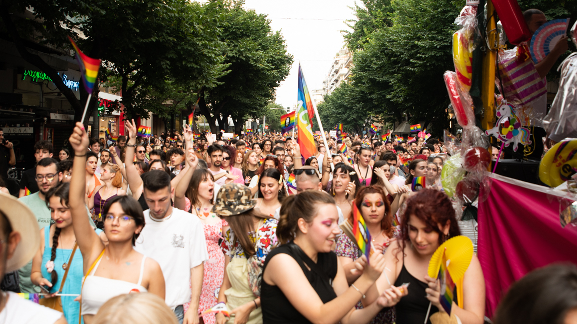 Θέμα Theopinion: Το 10o THESSALONIKI PRIDE σε εικόνες – Μια πολύχρωμη μέρα στο σκοτάδι