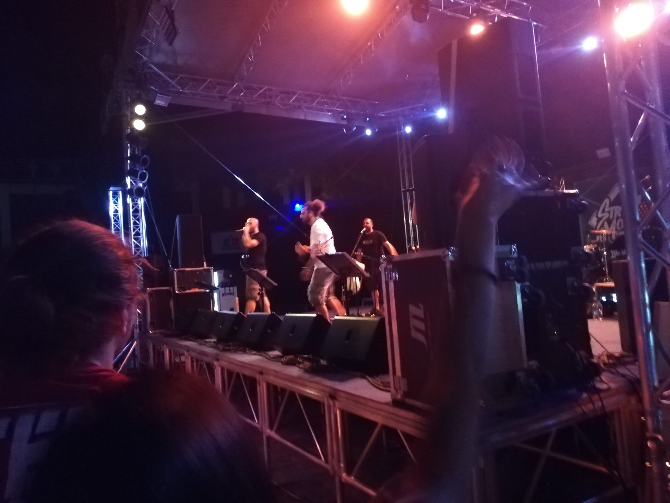 «Παιδιά με φαρδιά παντελόνια» γέμισαν το Θέατρο Κήπου (φώτο)